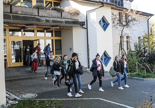 <em>Schüler werden gestaffelt auf die neuen Standorte verteilt:</em> Die Bezirksschule Fahrwangen wird laut Beschluss des Regierungsrates per 2022 aufgehoben. Foto: Toni Widmer