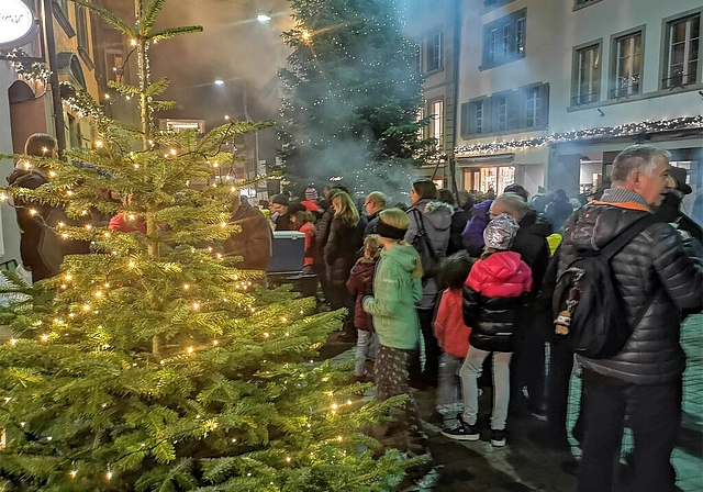 <em>Es werde Licht:</em> Viel Volk vor dem Wurststand an der Illumination der Lenzburger Weihnachtsbeleuchtung. Foto: Fritz Thut