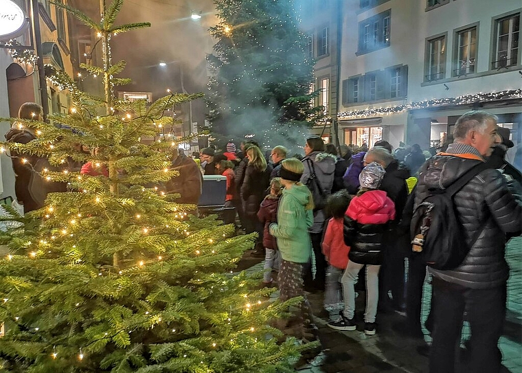 <em>Es werde Licht:</em> Viel Volk vor dem Wurststand an der Illumination der Lenzburger Weihnachtsbeleuchtung. Foto: Fritz Thut