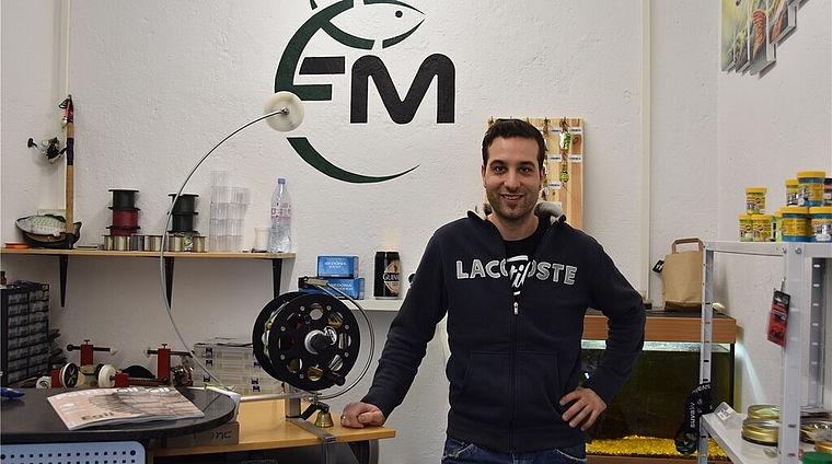 <em>Berät Kunden fachmännisch: </em>Thomas Leibundgut in seinem Laden Fischermaterial. Foto: Larissa Hunziker