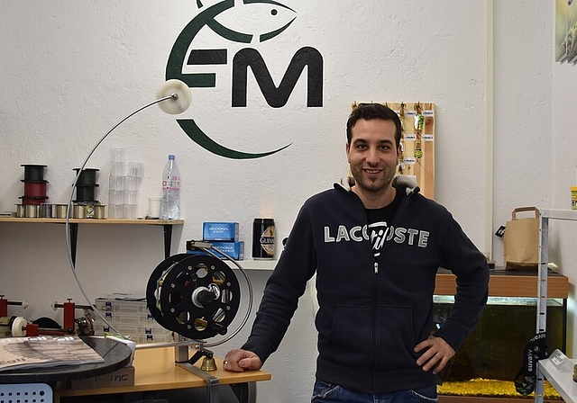 <em>Berät Kunden fachmännisch: </em>Thomas Leibundgut in seinem Laden Fischermaterial. Foto: Larissa Hunziker