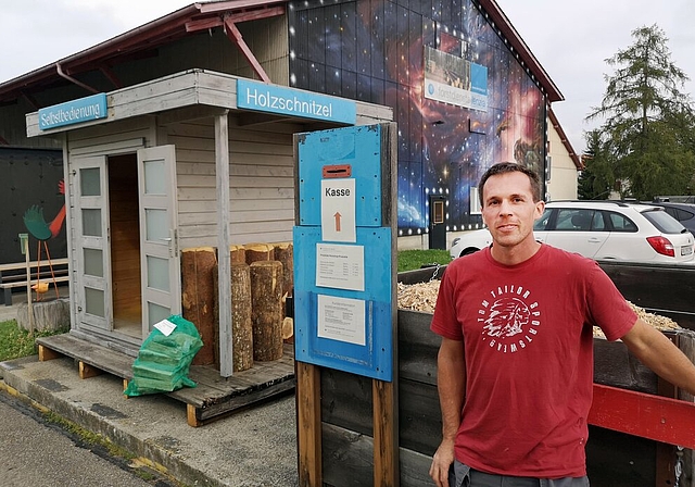 <em>Neuer Standort beim neuen Werkhof:</em> Der Holzshop der Forstdienste Lenzia im Zeughausareal mit Verkaufsleiter Markus Dietiker. Foto: Fritz Thut