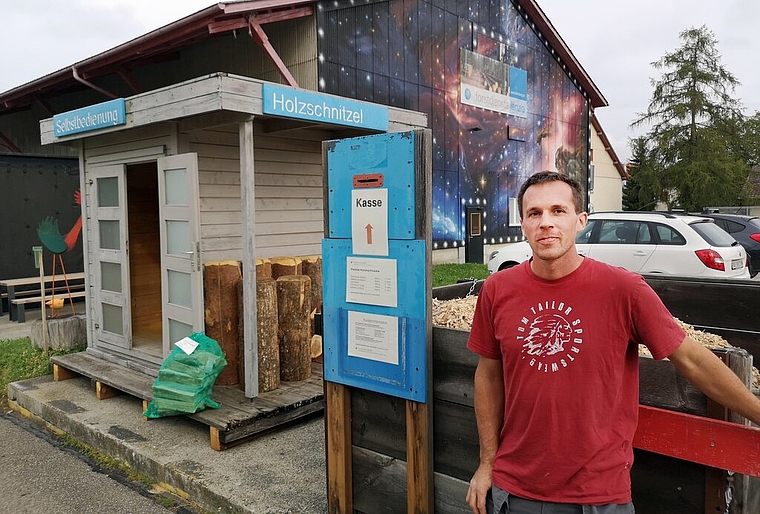 <em>Neuer Standort beim neuen Werkhof:</em> Der Holzshop der Forstdienste Lenzia im Zeughausareal mit Verkaufsleiter Markus Dietiker. Foto: Fritz Thut