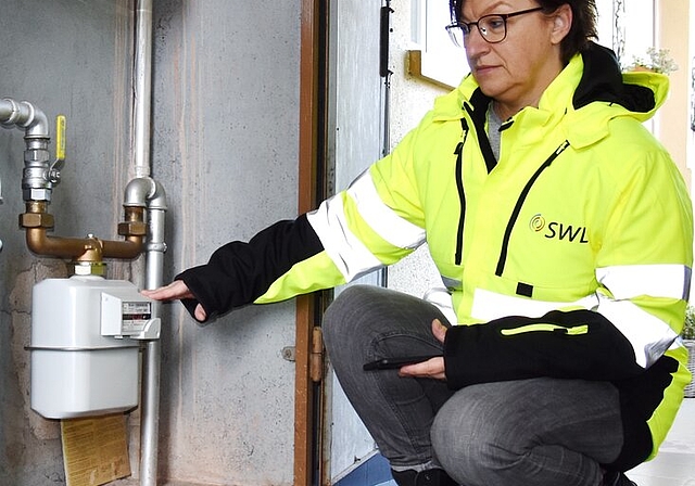 <em>Zählerableserin:</em> Karin Gruber von der SWL Energie AG. Foto: zvg
