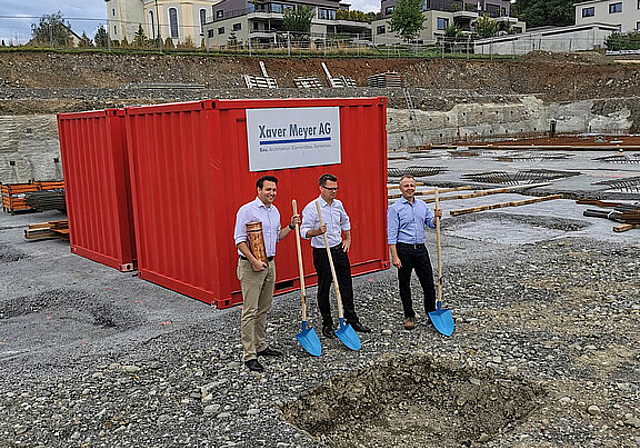 Bereit zum Einbetonieren der Zeitkapsel: Thomas Bürki (Leiter Immobilien Futura), Rolf Lüscher (Geschäftsführer Futura) und Alex Meyer (Geschäftsführer Xaver Meyer AG). Foto: Fritz Thut