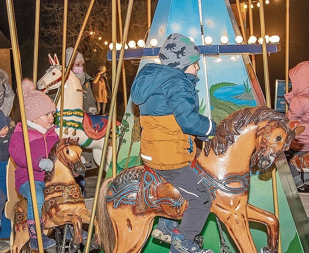 Endlich wieder einmal Karussell fahren können: Gut eingepackt wollten viele Kinder etwa auf  einem Pferdchen reiten. Foto: Peter Winkelmann