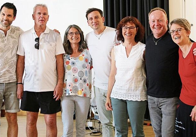 Freuen sich auf das Freilichttheater auf dem Eichberg: OK-Präsident Andi Fey, Medienverantwortlicher Jürgen Sahli, Regieassistentin Marianne Rohr, Regisseur Rolf Sommer, Gaby Merz, Kostüme, musikalischer Leiter Urs Erdin und Monika Eichenberger, R