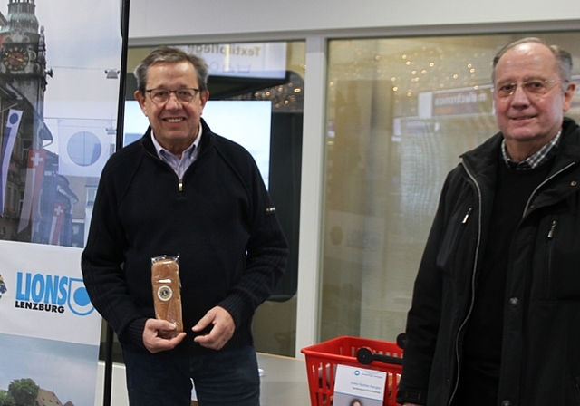Lebkuchen für eine gute Sache: Erwin R. Griesshammer und Albert Bühlmann vom Lions Club Lenzburg (v.l.)Foto: ST