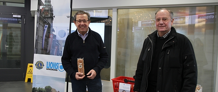 Lebkuchen für eine gute Sache: Erwin R. Griesshammer und Albert Bühlmann vom Lions Club Lenzburg (v.l.)Foto: ST