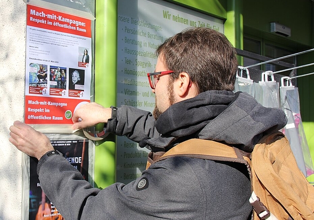 <em>Will die Seoner Einwohner erreichen:</em> Jugendarbeiter Fabian Birrer hängt Poster der Respekt-Kampagne auf. Foto: Alfred Gassmann