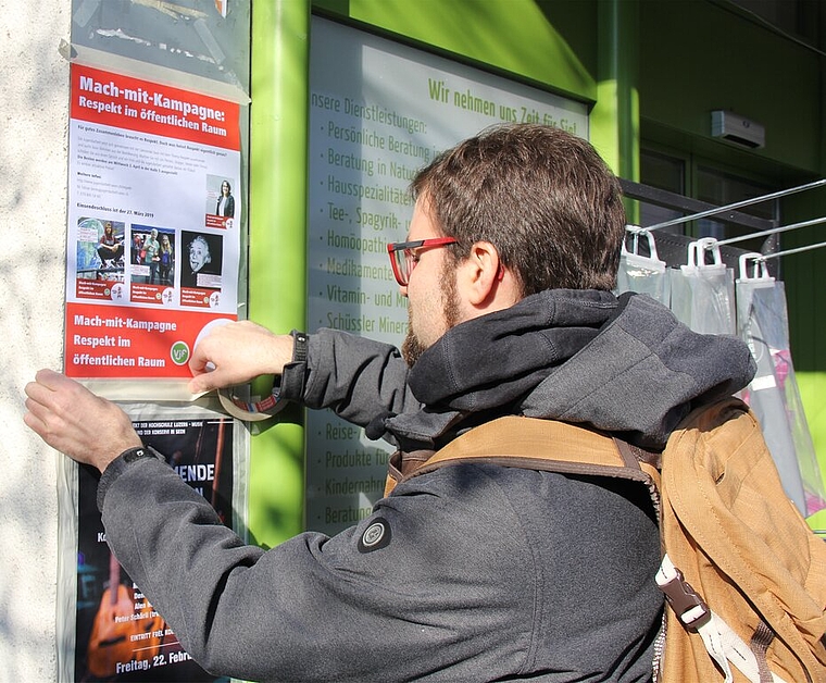 <em>Will die Seoner Einwohner erreichen:</em> Jugendarbeiter Fabian Birrer hängt Poster der Respekt-Kampagne auf. Foto: Alfred Gassmann