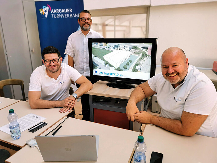 Präsentierten Ansicht des Turnzentrums: Projektleiter David Huser, Architekt André Meier und Verbandspräsident Jörg Sennrich. Foto: Fritz Thut