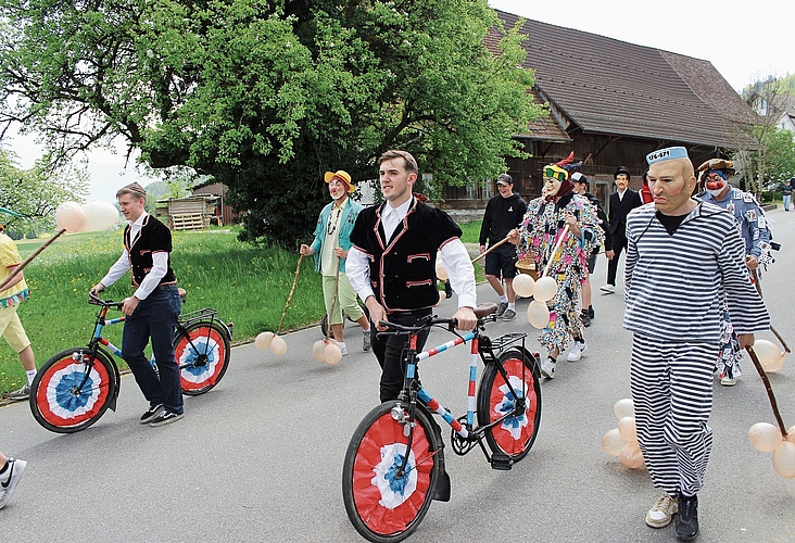 Die aufgeblasenen Schweineblasen dienen dem Klopfen.Foto: Debora Hugentobler