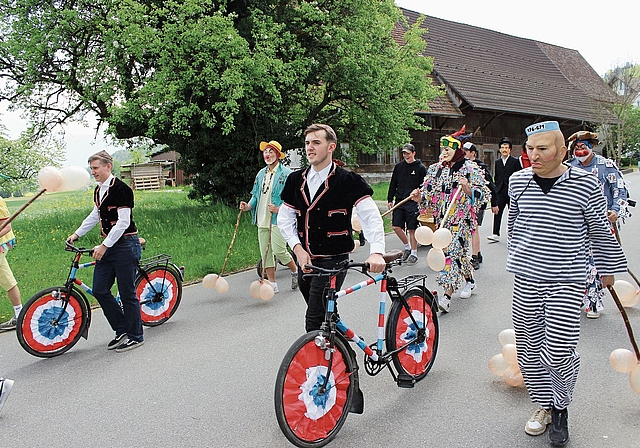 Die aufgeblasenen Schweineblasen dienen dem Klopfen.Foto: Debora Hugentobler