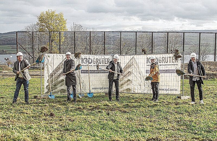 Startschuss: Symbolischer Spatenstich zur Überbauung Widenmatt in Beinwil am See. Foto: zvg