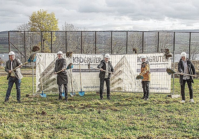 Startschuss: Symbolischer Spatenstich zur Überbauung Widenmatt in Beinwil am See. Foto: zvg