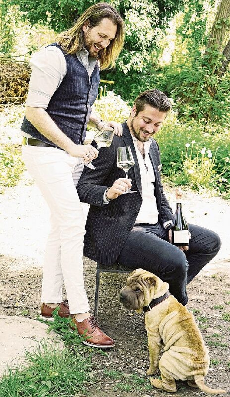 Gehen beruflich und privat gemeinsame Wege: Adriano Michel Votta und Christian Burkhard von «Vobu Collections» mit Hund Barolo. Foto: Romi Schmid