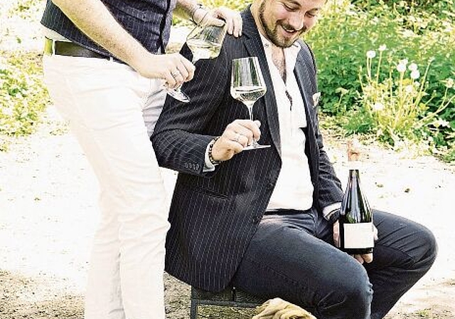 Gehen beruflich und privat gemeinsame Wege: Adriano Michel Votta und Christian Burkhard von «Vobu Collections» mit Hund Barolo. Foto: Romi Schmid