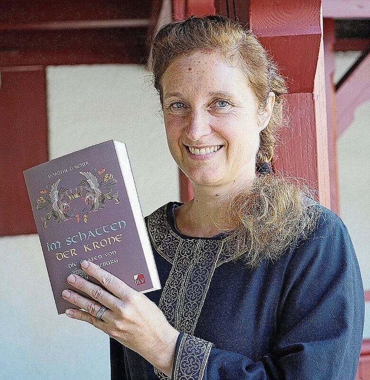 Fasziniert vom Grafen von Lenzburg: Dorothe Zürcher mit ihrem neuen Buch. Foto: Romi Schmid