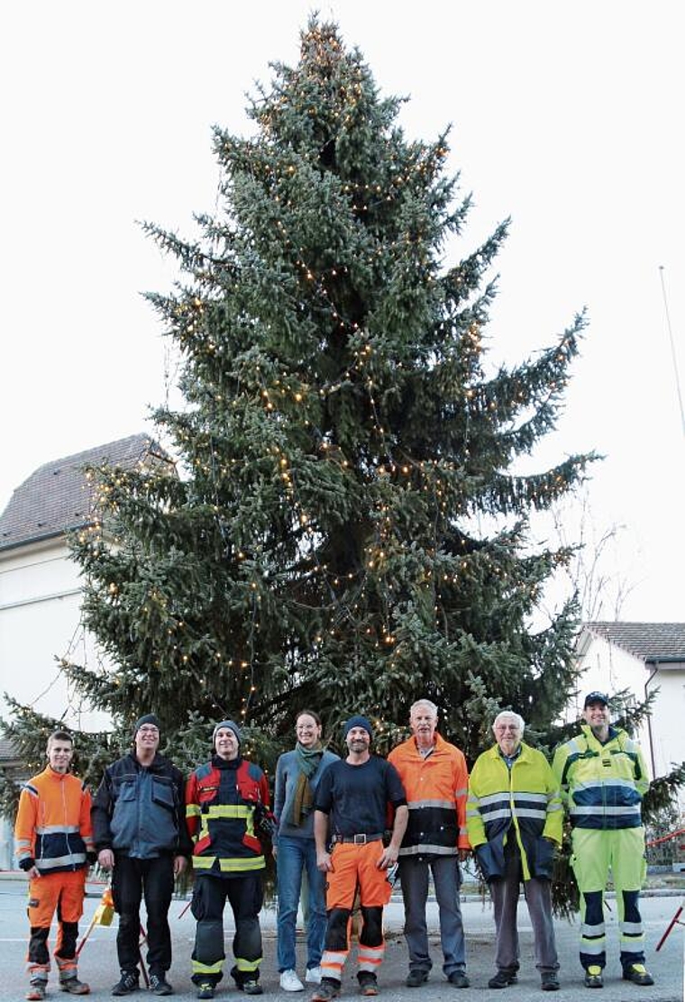 Teamwork: Vizeammann Denise Berger mit Helfern der Regio Feuerwehr, Mitarbeitern des Werkhofs und freiwilligen Helfern. Foto: Romi Schmid