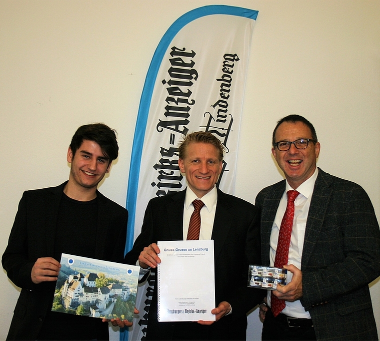 Übergabe des Konzepts «Gnuss-Gruess»: Dimitri Barth, Lernender; Philipp Anliker, Präsident Pro Lenzburg, und Stefan Biedermann, Verlagsleiter Lenzburger Bezirks-Anzeiger. Foto: fen