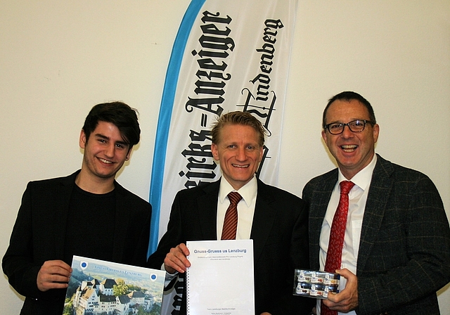 Übergabe des Konzepts «Gnuss-Gruess»: Dimitri Barth, Lernender; Philipp Anliker, Präsident Pro Lenzburg, und Stefan Biedermann, Verlagsleiter Lenzburger Bezirks-Anzeiger. Foto: fen