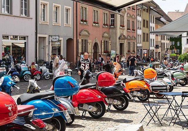 <em>Ein eindrückliches Bild für Vespa-Liebhaber: </em>Rund 90 Vespas waren in der Rathausgasse geparkt, bevors dann zum Corso ging.