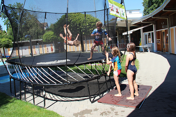 Eines der Highlights: Das Trampolin ist sehr begehrt bei den Kindern. Foto: Carolin Frei
