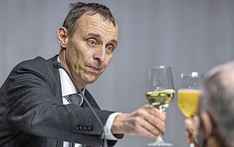 «Zum Wohl!»: Grossratspräsident Pascal Furer pflegt sein Motto kurz nach der Wahl in der Umweltarena in Spreitenbach. Foto: Chris Iseli
