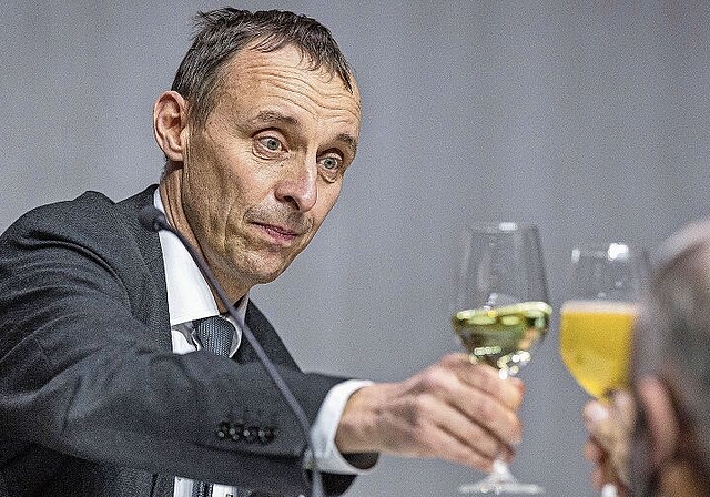 «Zum Wohl!»: Grossratspräsident Pascal Furer pflegt sein Motto kurz nach der Wahl in der Umweltarena in Spreitenbach. Foto: Chris Iseli
