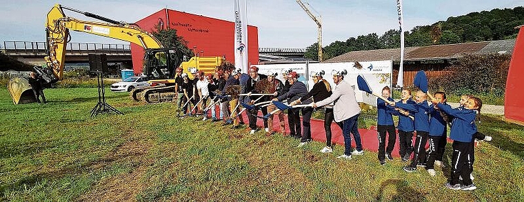 Gemeinsam losgelegt: Initianten, Gäste und junge Turnerinnen vollziehen den Spatenstich für das Turnzentrum Lenzburg, das im nächsten Jahr bezogen werden soll. Foto: Fritz Thut