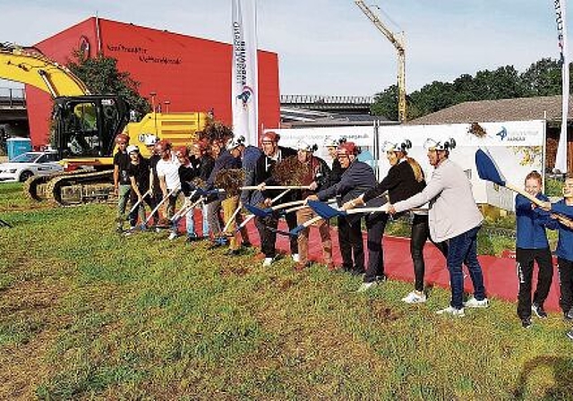 Gemeinsam losgelegt: Initianten, Gäste und junge Turnerinnen vollziehen den Spatenstich für das Turnzentrum Lenzburg, das im nächsten Jahr bezogen werden soll. Foto: Fritz Thut