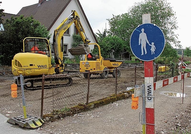 Die Bagger sind aufgefahren: In diesen Tagen haben die Tiefbauarbeiten für eine neue Strasse in der Stapfe begonnen.Foto: Alfred Gassmann