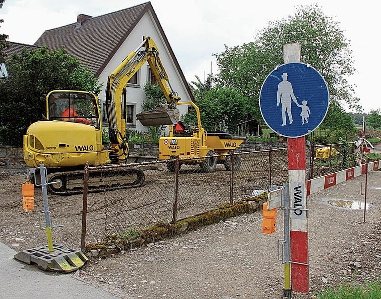 Die Bagger sind aufgefahren: In diesen Tagen haben die Tiefbauarbeiten für eine neue Strasse in der Stapfe begonnen.Foto: Alfred Gassmann