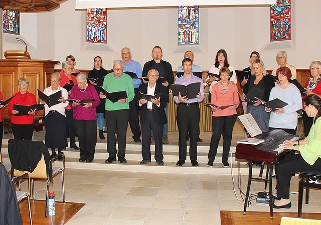 Mit viel Applaus bedacht: Ad-hoc-Chor mit Tabea Plattner Foto: AG