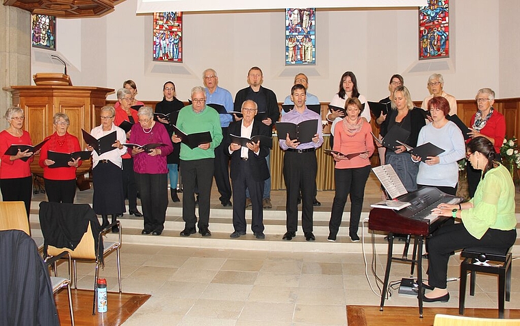Mit viel Applaus bedacht: Ad-hoc-Chor mit Tabea Plattner Foto: AG