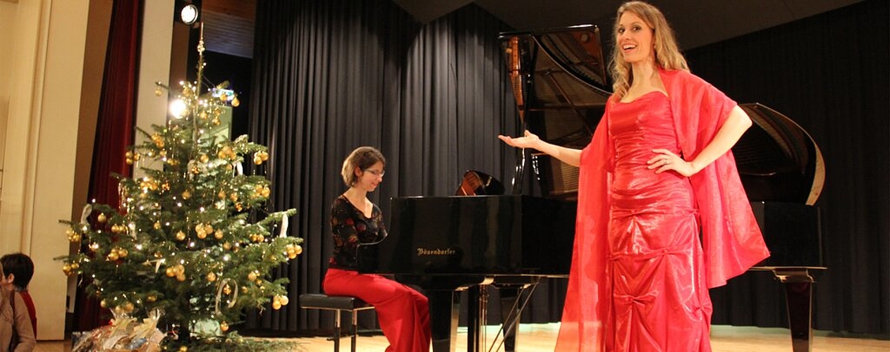 Wussten zu begeistern: Masha Wälti-Mihic am Klavier und Sängerin Andrea Hofstetter. Fotos: Alfred Gassmann Wussten zu begeistern: Masha Wälti-Mihic am Klavier und Sängerin Andrea Hofstetter. Fotos: Alfred Gassmann