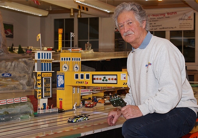 Der Mann und das kleine Rennauto: Kurt Rölli, Präsident des Slotracing-Clubs Dottikon, im «Rennkeller». Foto: Ruedi Burkart
