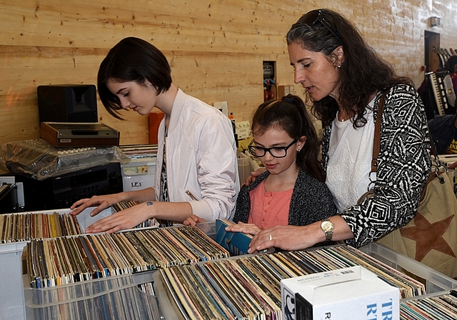 Faszinieren Jung und Alt: Leute stöbern durch die alten Schallplatten am Musikflohmarkt in Brunegg. Foto: Andreas Walker