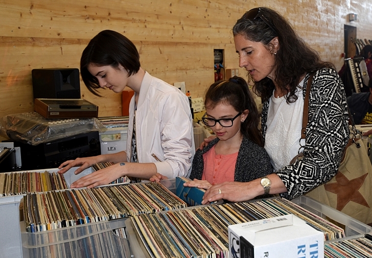 Faszinieren Jung und Alt: Leute stöbern durch die alten Schallplatten am Musikflohmarkt in Brunegg. Foto: Andreas Walker