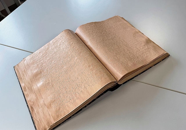 Lesestoff zum Anfassen: Ein Buch in Brailleschrift.Foto: VSc