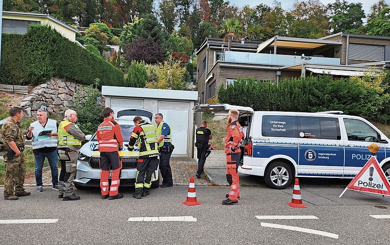 Einsatzkräfte von Feuerwehr und Polizei richten eine Sicherheitszone ein und führen die Evakuierung im betroffenen Wohngebiet durch.Foto: zvg