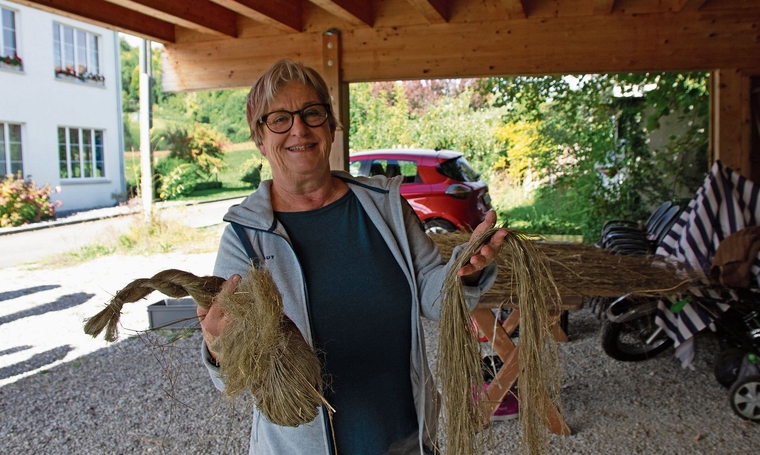 Ursula Wiederkehr mit den Leinenfasern.Foto: Verena Schmidtke
