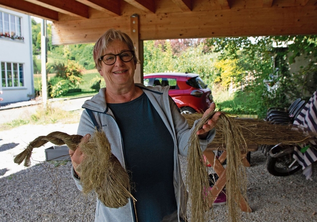 Ursula Wiederkehr mit den Leinenfasern.Foto: Verena Schmidtke