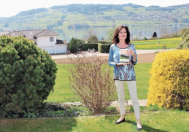 Ein weiterer Bestseller: Krimiautorin Silvia Götschi mit «Tod an der Goldküste» in ihrem Garten in Meisterschwanden. Foto: Alexander Studer