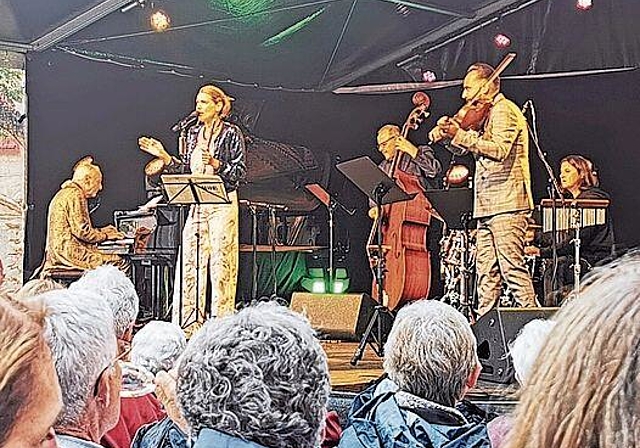 Eindrücklicher Auftritt: Lia Pale mit ihrer Combo im Lenzburger Schlosshof. Foto: Fritz Thut