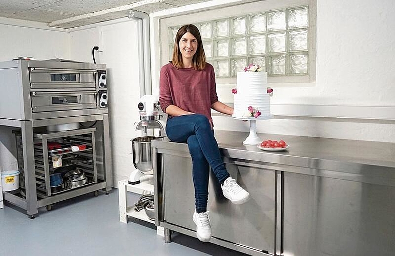 Hier entstehen Torten und Kuchen in feiner Handarbeit: Fabienne Moser in ihrem zu einem Tortenatelier umgebauten Hobbyraum.Foto: Romi Schmid