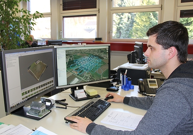 Zurück im Büro: Geomatikingenieur Stefan Meyenberg erteilt dem Computer den Auftrag, zu rechnen. (AG)
