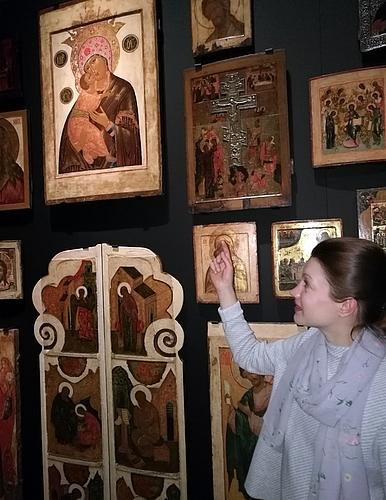 Prominenter Auftritt: Ausstellungsassistentin Regula Moser zeigt im Landesmuseum Zürich in der Ausstellung «1917 Revolution. Russland und die Schweiz» auf die vom Lenzburger Museum Burghalde ausgeliehenen Ikonen. Foto: Fritz Thut
