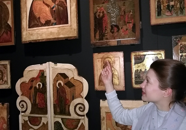 Prominenter Auftritt: Ausstellungsassistentin Regula Moser zeigt im Landesmuseum Zürich in der Ausstellung «1917 Revolution. Russland und die Schweiz» auf die vom Lenzburger Museum Burghalde ausgeliehenen Ikonen. Foto: Fritz Thut
